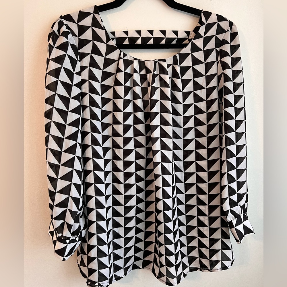 Blk/white patterned blouse, w/gold button back detail